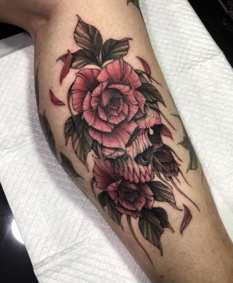 tatuaż kwiat na nodze