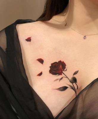 Płatki róży tatuaż