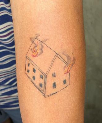 Płonący dom tatuaż