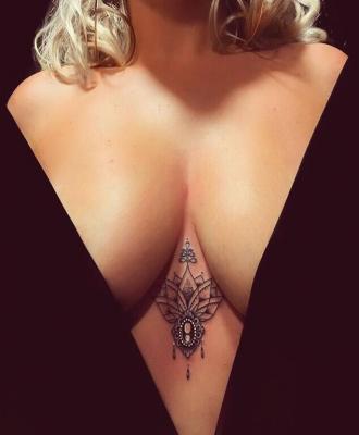 Pomiędzy piersiami tatuaże