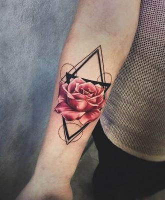 Przedramie tatuaż róża