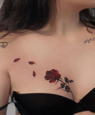 Róża czerwona na piersi tatuaż