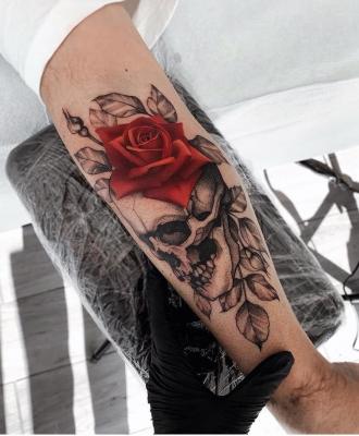 Róża i czaszka tatuaż
