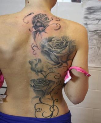 Róże na plecach damskie tatuaże