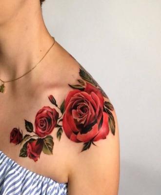 Róże na ramieniu tatuaże