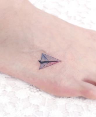 Samolocik tatuaż na stopie