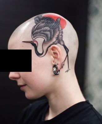 Samotna czapla na głowie tatuaż