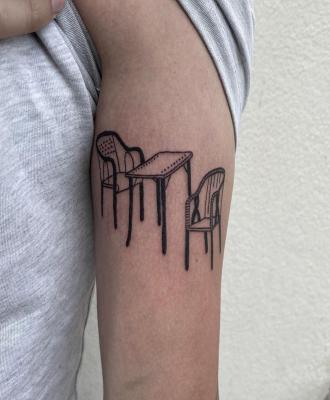 Siadajmy tatuaż