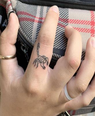 Skorpion na palcu tatuaż