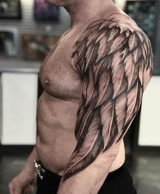 Skrzydło tatuaż na ramieniu