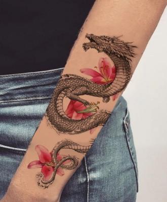 Smok tatuaż i kwiaty
