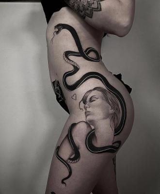 Stylowy wąż tatuaż