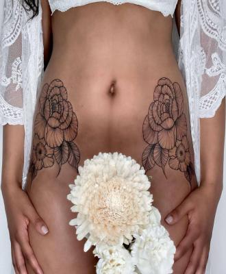 Symetryczne kwiaty damski tatuaż