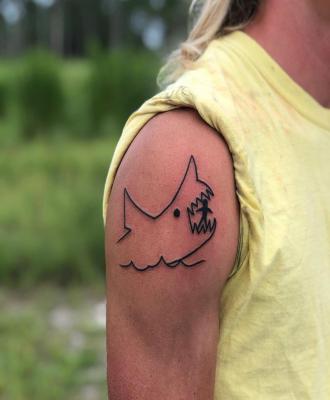 Szczęki rekina i człowiek tatuaż