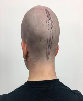 Sztylet na głowie tatuaż
