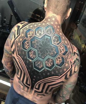 Szykowny męski tatuaż na plecach