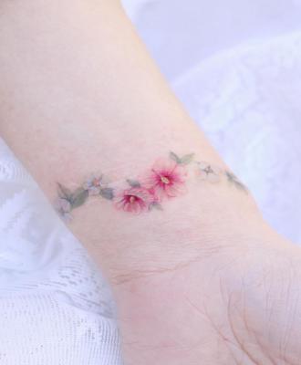 Tatuaż bransoletka z kwiatów