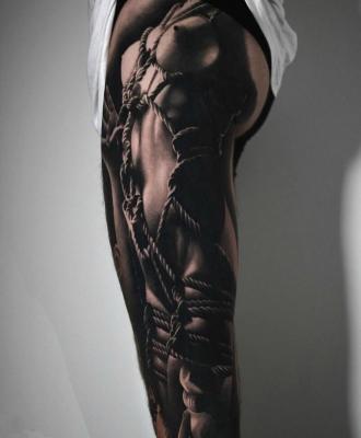 Tatuaż ciało kobiety na nodze męski