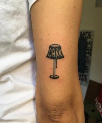 Tatuaż czarna lampa