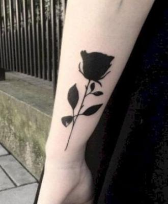 Tatuaż czarna róża