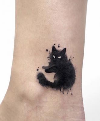 Tatuaż czarny kotek