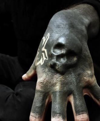 Tatuaż czaszka na dłoni