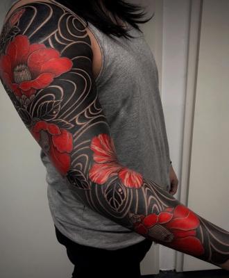 Tatuaż czerń i czerwone kwiaty