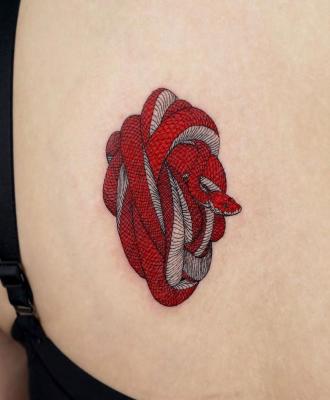 Tatuaż czerwony wąż