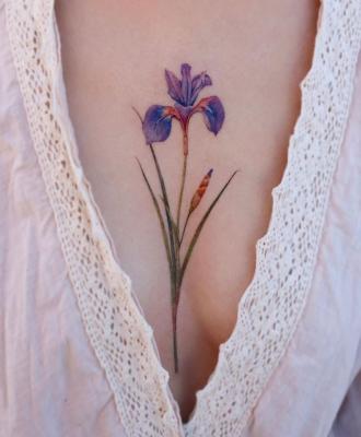 Tatuaż kwiat między piersiami