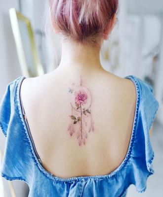 Tatuaż damski kwiat na plecach