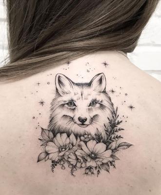 Tatuaż damski lis na plecach