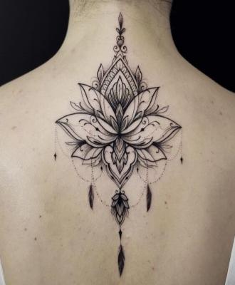 Tatuaż damski lotos na plecach