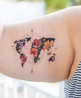 Tatuaż damski na bicepsie kwiaty