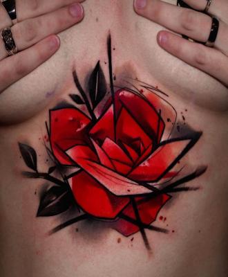 Tatuaż damski róża czerwona między piersiami