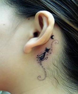 Tatuaż damski za uchem kot