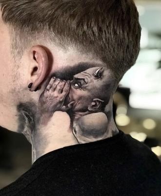 Tatuaż diabeł na szyi