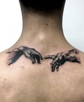 Tatuaż dłonie dotyk na plecach