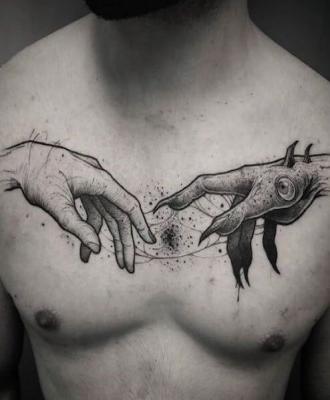 Tatuaż dłonie na klatce piersiowej