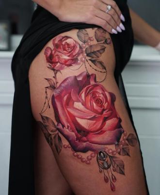 Tatuaż duża czerwona róza na udzie