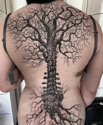 Tatuaż duże drzewo z korzeniami