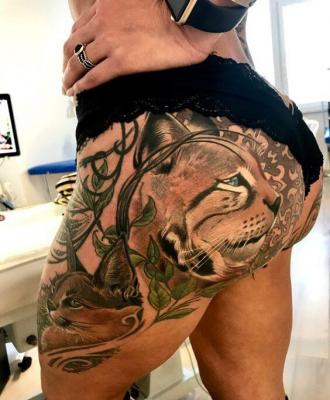 Tatuaż duże koty na udzie
