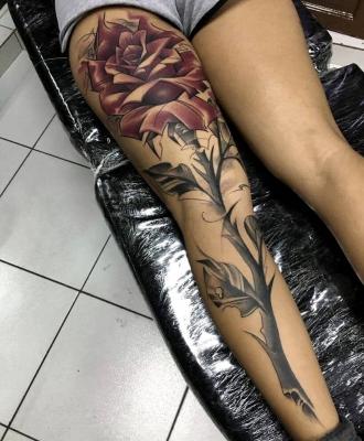 Tatuaż duży kwiat na całej nodze