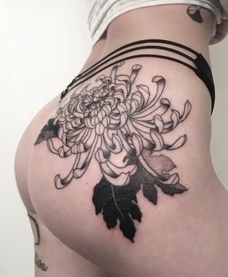 Tatuaż duży kwiat pośladek
