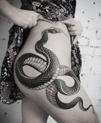 Tatuaż duży wąż na biodrze