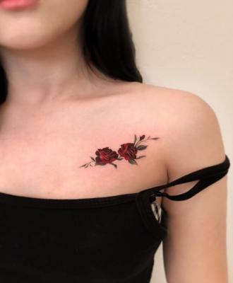 Tatuaż dwie róże czerwone na obojczyku