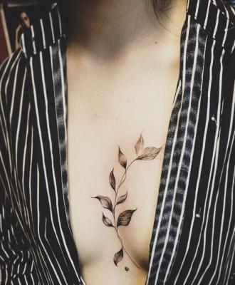 Tatuaż gałązka koło piersi