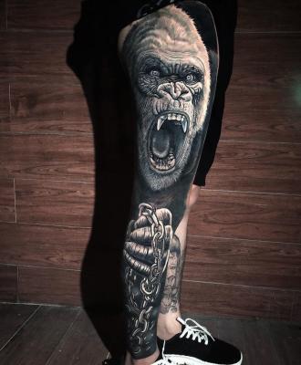 Tatuaż goryl na nodze