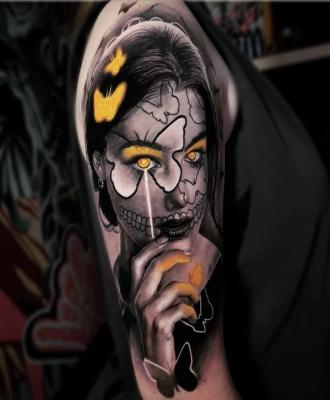 Tatuaż kobieta motyl