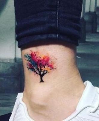 Tatuaż kolorowe drzewo na kostce
