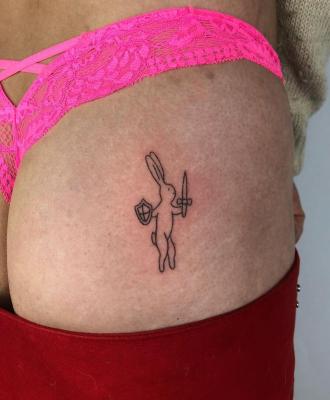 Tatuaż króliczek na pośladku